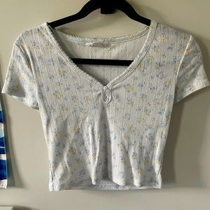 Cropped v neck shirt